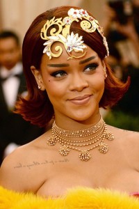 Met_Gala_2015_beauty_hairstyles_makeup_Rihanna-thebobbypen